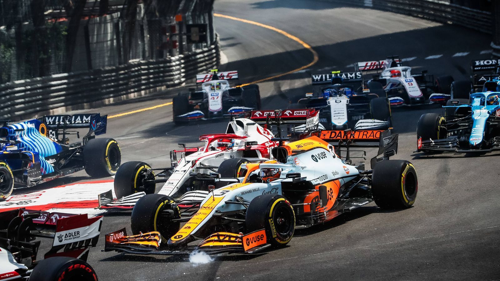 
                <strong>Verlierer: Daniel Ricciardo</strong><br>
                Der Australier kommt bei McLaren einfach nicht in Tritt: Während Teamkollege Lando Norris zum zweiten Mal in der Saison auf dem Podium steht, wird Ricciardo enttäuschender 13. und steht erstmals in dieser Saison ohne Zähler da. Von Beginn an steckt Ricciardo im hinteren Mittelfeld fest. Eine Position, die in Monaco aussichtslos ist, die sich der Routinier mit seinem Qualifying aber selbst eingebrockt hat.
              
