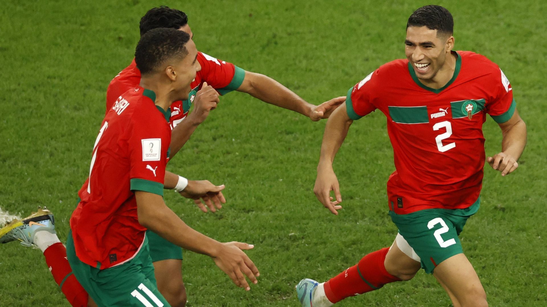 
                <strong>Achraf Hakimi (Rechtsverteidiger)</strong><br>
                Ex-Dortmunder und mittlerweile bei Paris St. Germain aktiv. Gehörte schon vor der WM zu den wenigen internationalen Stars des Teams und bestätigt sein Standing in Katar. Bereitete ein Tor gegen Kanada vor und den Angreifern stets jede Menge Kopfzerbrechen. Versetzte schon mit seinem gegen Spanien verwandelten Elfmeter a la Panenka einen ganzen Kontinent in Ekstase.
              