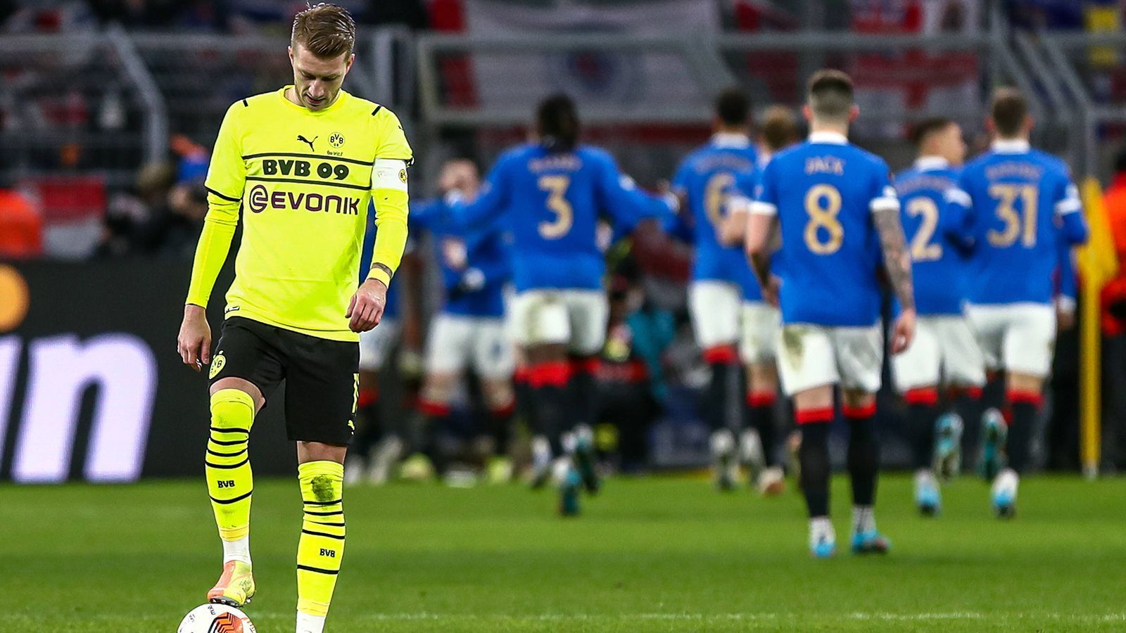 
                <strong>Einzelkritik: BVB blamiert sich gegen Glasgow Rangers</strong><br>
                Borussia Dortmund geht im Hinspiel der Zwischenrunde in der Europa League mit 2:4 gegen Glasgow Rangers baden. ran nimmt die BVB-Akteure in der Einzelkritik unter die Lupe.
              