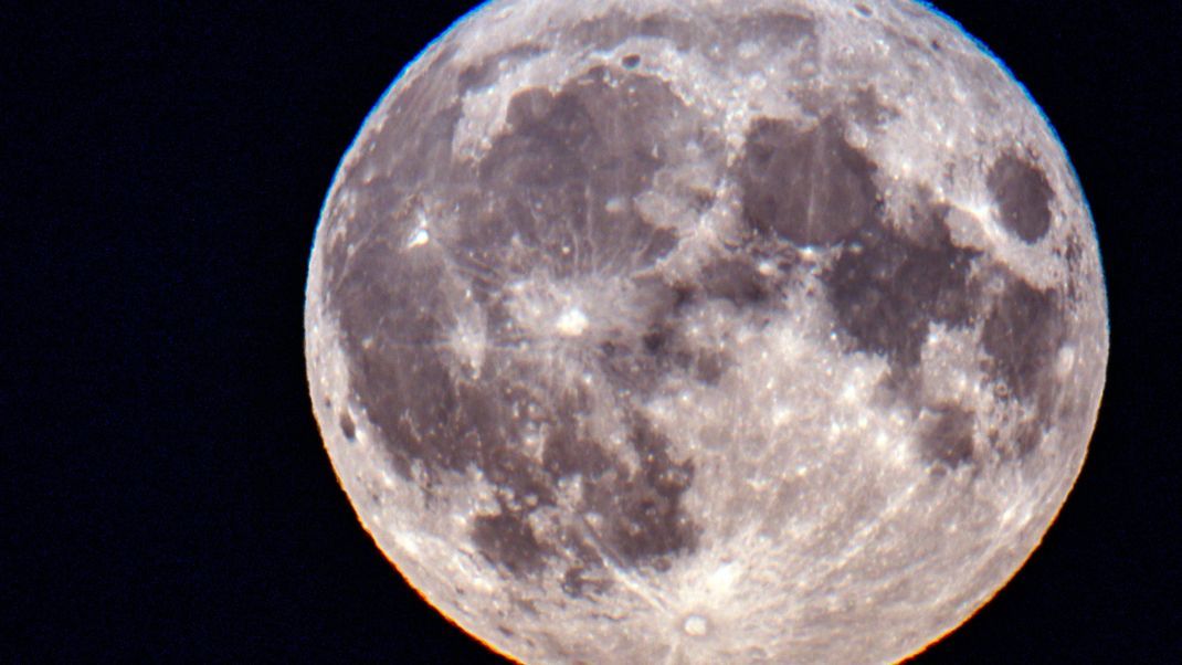 Der Vollmond, tritt im Februar als "Schneemond" in Erscheinung.