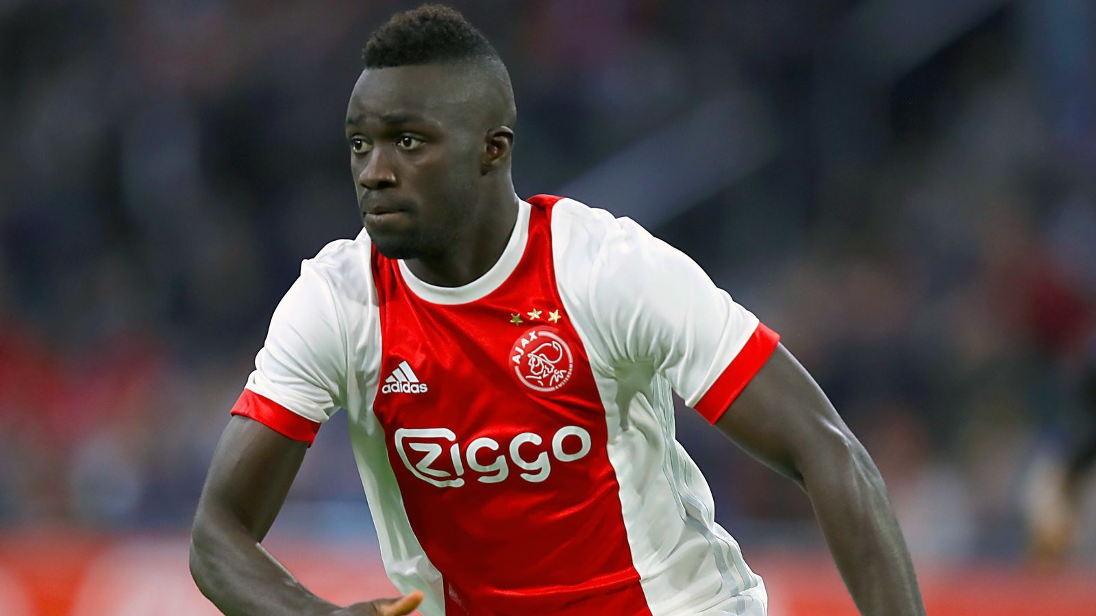 
                <strong>Abwehr - Davinson Sanchez</strong><br>
                Der Kolumbianer Davinson Sanchez gesellte sich im Sommer 2017 zum Spurs-Duo Alderweireld und Vertonghen, nachdem er in der Saison zuvor mit Ajax Amsterdam die Europa League rockte und mit den Niederländern bis ins Finale vordrang. Mit kolportierten 40 Millionen Euro Ablöse ist der 22-Jährige der bis heute teuerste Verkauf der Niederländer. Die Gewinnspanne dürfte demnach wohl 35 Millionen Euro betragen haben, denn der Innenverteidiger kam 2016 angeblich nur für läppische fünf Millionen Euro von Atletico Nacional zu Ajax, wo er sich im Eiltempo zu einer der heißesten Verteidiger-Aktien Europas entwickelte. Bei den Spurs gehört Sanchez mittlerweile auch zum Stammpersonal. 
              