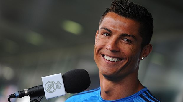 
                <strong>Cristiano Ronaldo</strong><br>
                Cristiano Ronaldo: ... der größte Star im Team. Versuchen kann man es ja mal, musste sich Pep Guardiola dabei gedacht haben. Allerdings soll das Angebot wohl dazu geführt haben, dass Cristiano Ronaldo seinen Vertrag bei Real Madrid vorzeitig bis 2021 verlängert. Das soll nächste Woche bekannt gegeben werden, berichtet der spanische Radiosender "Cadena Ser". 
              