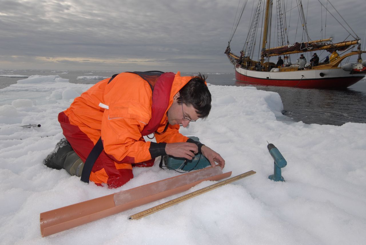 Wie kalt ist es wohl? Professor Dirk Notz misst die Temperatur an einem Eiskern.