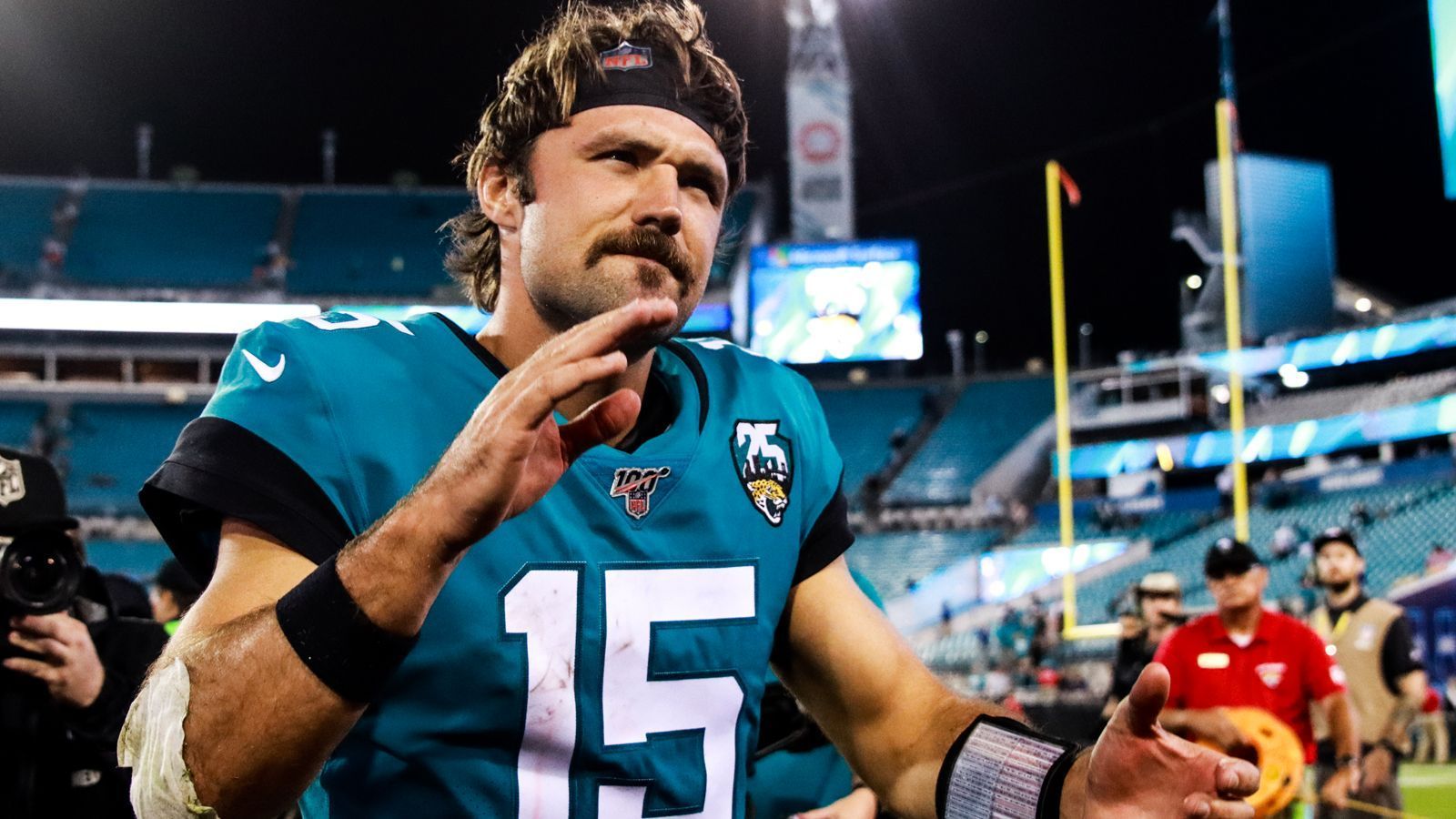 
                <strong>Jacksonville Jaguars</strong><br>
                Nach vier Pleiten in vier Spielen ist Nick Foles bei den Jags Geschichte. Gardner Minshew (Foto) soll es richten. Dabei wäre die Option Cam Newton durchaus reizvoll: Leonard Fournette und er als Waffen im Lauf, dazu ein solides Receiving-Corps. Es gäbe schlechtere Vorstellungen. ran.de-Prognose: So schön die Minshew-Mania ist, so unklar ist, ob sie wirklich nachhaltig sein kann. Dazu wäre Newton bei den Jags nahe an seiner Heimat Georgia. Gemeinsam mit den Patriots ist Jacksonville aussichtsreichster Kandidat.
              