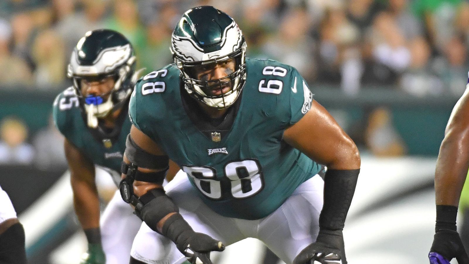 
                <strong>Jordan Mailata (Left Tackle) </strong><br>
                Jordan Mailata war vor seiner NFL-Karriere Rugby-Profi in seiner Heimat Australien. 2018 kam er ohne jegliche Football-Erfahrung in die USA und wurde trotzdem von den Eagles gedraftet (7. Runde). Wegen verschiedener Verletzungen feierte er erst 2020 Debüt in der NFL, spielte sich aber nach und nach als Starter in der O-Line fest. In der aktuellen Regular Season startete Mailata als unumstrittener Stammspieler in 16 von 17 möglichen Partien. Von "Pro Football Reference" wurde der Left Tackle zum drittbesten Offensive Tackle der NFL unter 25 Jahren gewählt.  
              