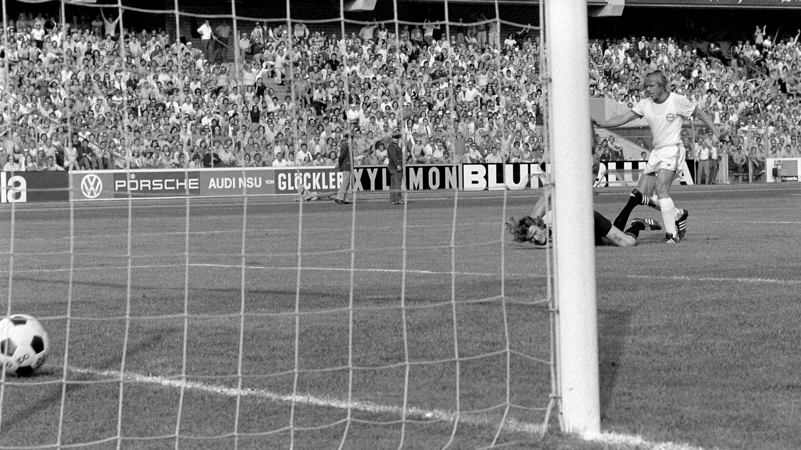 
                <strong>Kickers Offenbach - FC Bayern München 6:0 (1974/75)</strong><br>
                Die Saison 1974/75 begann mit einem Paukenschlag. Der amtierende Meister Bayern München war am Bieberer Berg in Offenbach zu Gast - und fuhr mit einer 0:6-Klatsche wieder nach Hause. Vor 35.000 Zuschauern brannten die Kickers von Trainer Otto Rehhagel ein Feuerwerk ab und führten schon kurz nach der Pause mit 3:0 gegen die Münchner Star-Elf um Sepp Maier, Franz Beckenbauer, Uli Hoeneß oder Karl-Heinz Rummenigge.
              