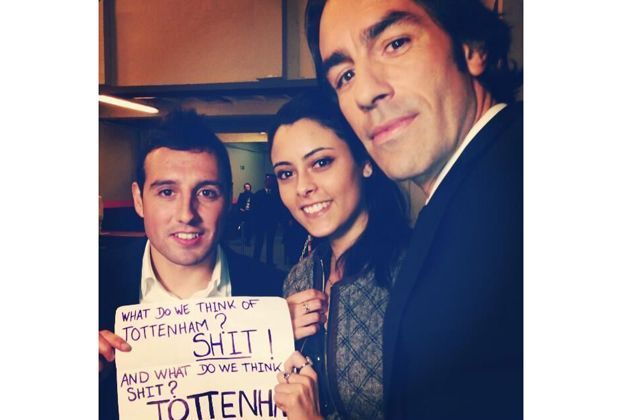 
                <strong>Deutliche Worte </strong><br>
                Die Arsenal-Legende Robert Pires und der "Gunners"-Kicker Santi Cazorla posieren mit einem hübschen Fan für ein Selfie. Die Drei drücken dabei noch ganz "dezent" ihre Meinung über Rivale Tottenham Hotspur aus.
              