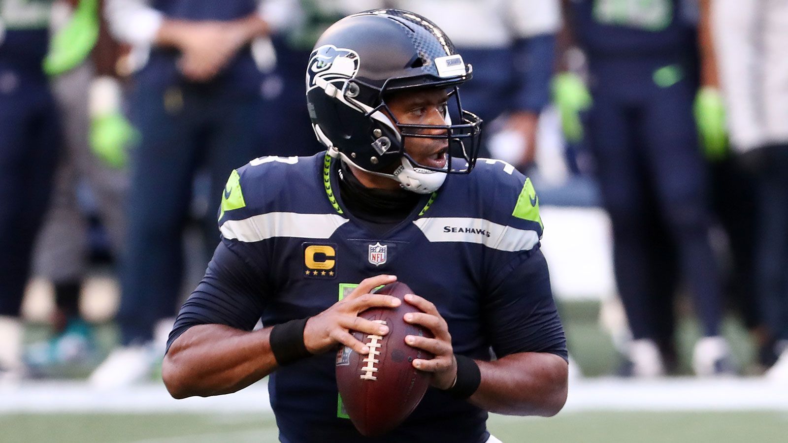 
                <strong>Quarterback: Russell Wilson (84 Punkte)</strong><br>
                Wilson scheint bereits in Week 2 in MVP-Form zu sein und überzeugte mit 288 Passing Yards und fünf Touchdowns. 42 Punkte erzielte der Franchise-Quarterback der Seahawks in der "normalen Ausführung", als Kapitän sammelte er stolze 84 Punkte und wird so manches Fantasy-Team nach oben gebracht haben. 40 Punkte im Schnitt sind unter den verfügbaren Quarterbacks zudem alleiniger Bestwert nach zwei Spieltagen.
              