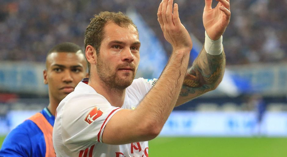 
                <strong>Pierre-Michel Lasogga (8,5 Millionen Euro)</strong><br>
                Investor Kühne selbst weiß gar nicht mehr, ob Lasoggas Wechsel zum HSV im Sommer 2014 mit seinem Geld finanziert wurde. Drei Jahre später hatte er jedenfalls keine allzu hohe Meinung mehr zum Stürmer, der die Hamburger immerhin einmal zum Klassenerhalt geschossen hat. "Lasogga, ich weiß gar nicht, ob ich an ihm beteiligt war: Musste der nach einer halben guten Saison mit einem Fünfjahresvertrag und einem Jahresgehalt von über drei Millionen Euro ausgestattet werden? Das war Harakiri, der Flop des Jahrhunderts", sagte Kühne dem Spiegel. Inzwischen trifft Lasogga in der zweiten englischen Liga für Leeds United.
              