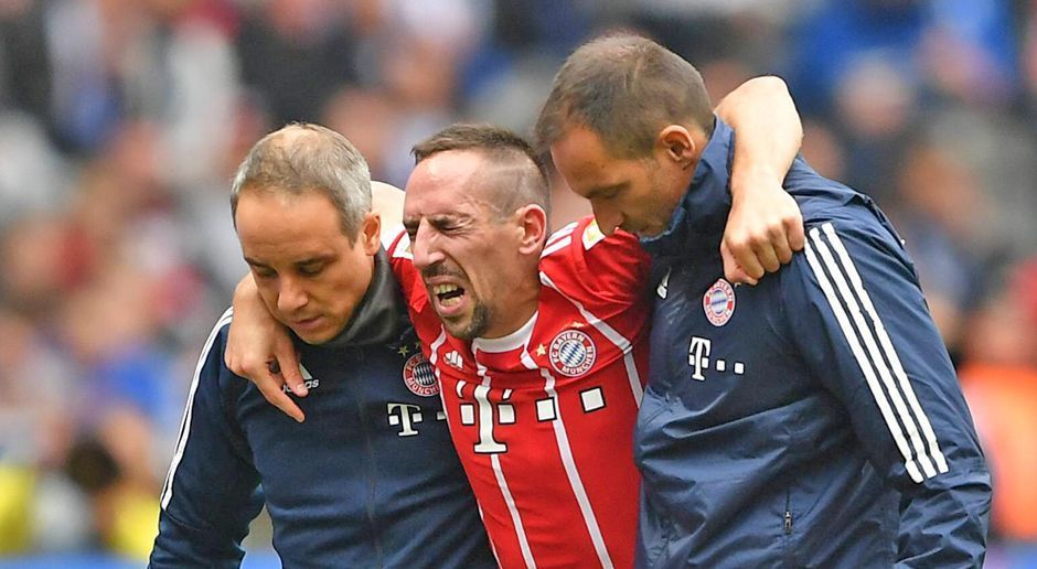 
                <strong>Franck Ribery (FC Bayern München)</strong><br>
                Jetzt hat es der FC Bayern bestätigt: Franck Ribery fällt wochenlang aus. Der Franzose erlitt im Bundesligaspiel bei Hertha BSC einen Außenbandriss im linken Knie. Ribery werde konservativ behandelt, das Bein mit einer Schiene ruhiggestellt. Währenddessen werde der 34-Jährige bereits mit Reha-Maßnahmen beginnen. Nach einigen Wochen werde je nach Heilungsverlauf über die weiteren Therapie- und Trainingsmaßnahmen entschieden. Vorstandschef Karl-Heinz Rummenigge drückte auf der FCB-Webseite sein Bedauern aus: "Es tut uns leid, dass Franck sich verletzt hat. Wir alle wünschen ihm eine schnelle Besserung." Eine Ribery-Rückkehr in diesem Jahr ist damit vom Tisch. ran.de zeigt weitere langzeitverletzte Spieler aus Europas Topligen, für die das Fußballjahr 2017 vorzeitig zu Ende ist.
              