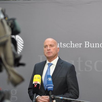 AfD-Politiker Rüdiger Lucasson weist bei "Markus Lanz" die Anschuldigung zurück, dass seine Partei zu einer Verrohung beiträgt und bekräftigt er die Unschuld von Maximilian Krah und Petr Bystron.