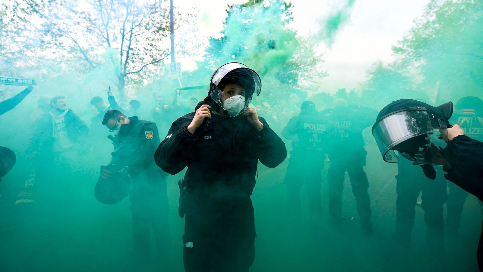 
                <strong>Bremen: Grüner Rauch am Osterdeich</strong><br>
                Grüner Rauch machte sich vor der Partie rund um das Weserstadion breit. Die Bremer spielen gegen Gladbach.
              