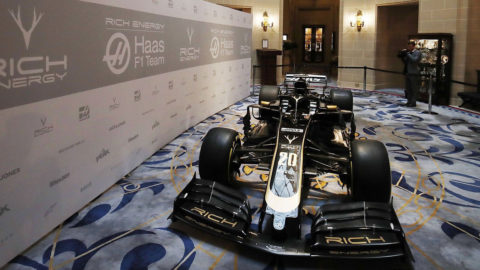 
                <strong>Formel-1-Autos 2019: Rich Energy Haas F1 Team</strong><br>
                Als erstes Team hat Haas seinen neuen Boliden enthüllt. Für die Präsentation wählte der US-Rennstall den Royal Automobile Club in London. Die Lackierung des Fahrzeugs wechselte wegen des neuen Hauptsponsors von Schwarz, Rot und Weiß zu Schwarz-Gold.
              