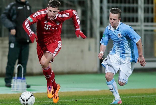 
                <strong>FC Bayern verliert Derby gegen 1860: Steeven Ribery</strong><br>
                An wen erinnert das nur? Wie der große Bruder kommt Steeven Ribery (li.) gerne mit Volldampf über die Außenbahn. Hier im Laufduell mit Angelo Mayer.
              