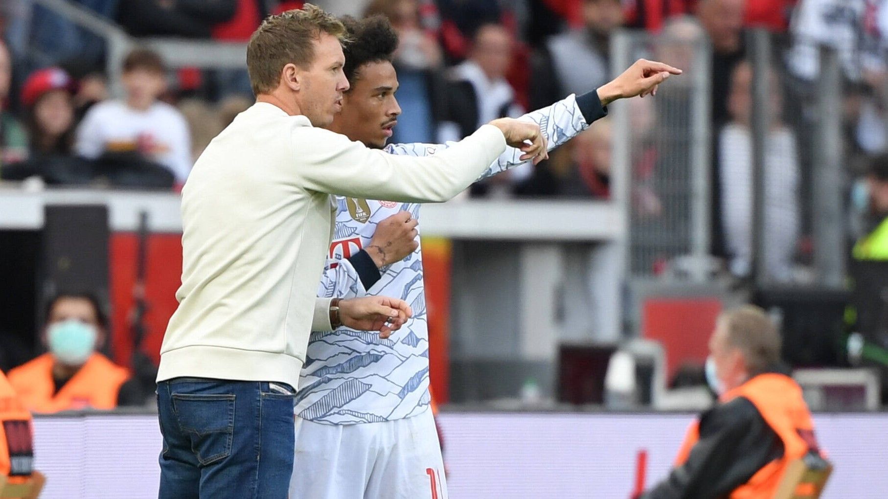 
                <strong>Julian Nagelsmann (FC Bayern)</strong><br>
                Der Branchenkrösus FC Bayern öffnete das Portemonnaie am weitesten: 25 Millionen Euro bezahlten die Münchner an Leipzig, damit Julian Nagelsmann bei ihnen anheuert. Es war ein logischer Schritt in der Karriere des Trainers - trotzdem begleiteten den Wechsel auch einige Fragen: Wie würde Nagelsmann durch das im Vergleich zu Leipzig deutlich unruhigere Umfeld navigieren? Könnte er die Erfolge von Vorgänger Hansi Flick erreichen? Wann wird seine Handschrift in der Mannschaft zu sehen sein?  
              