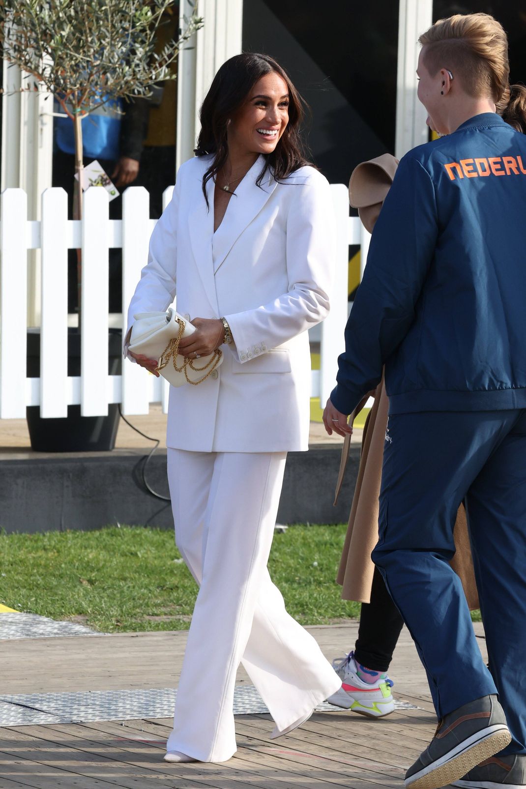 Klassisch und cool - Meghan Markles weißer Hosenanzug macht den Oversize-Look salonfähig.