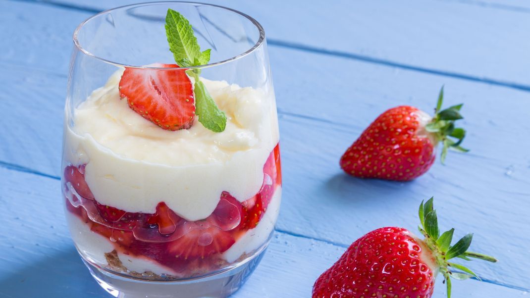 Himmlisch frische Erdbeeren im luftig-leichten Dessert - perfekt für den Sommer!&nbsp;
