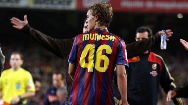 
                <strong>FC Barcelona - Marc Muniesa (17 Jahre, ein Monat, 26 Tage)</strong><br>
                FC Barcelona - Marc Muniesa (17 Jahre, ein Monat, 26 Tage): Sein erstes Spiel für Barca in der Primera Division dürfte der Verteidiger wohl nie mehr vergessen - vor allem der unglücklichen Umstände wegen. Im Mai 2009 durfte Muniesa im Heimspiel gegen Osasuna beim Stand von 0:1 ab der 51. Minute ran. 31 Minuten später war das Debüt vorbei - der Verteidiger flog mit Rot vom Platz. Heute steht Muniesa bei Stoke unter Vertrag, ist aber kein Stammspieler mehr.
              