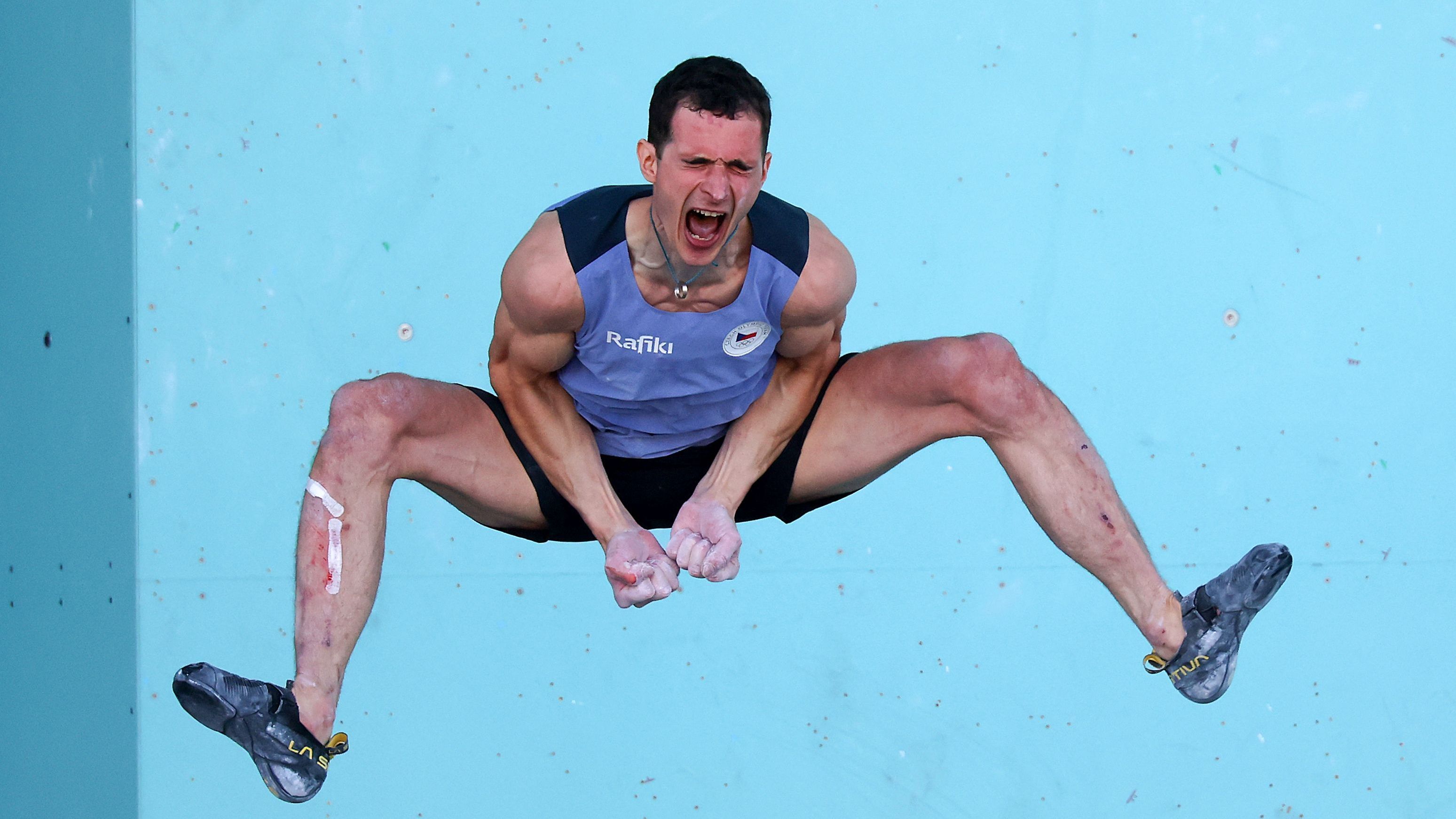 <strong>Olympia: Die besten Bilder des zehnten Tages</strong><br>Bei Tschechiens Adam Ondra muss nach dem Bouldern alles raus.