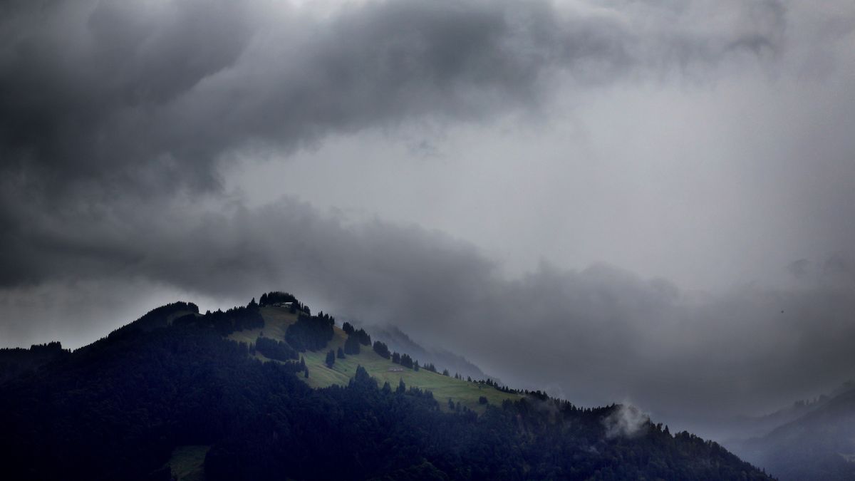 Dichte Regenwolken ziehen über die Allgäuer Berge.