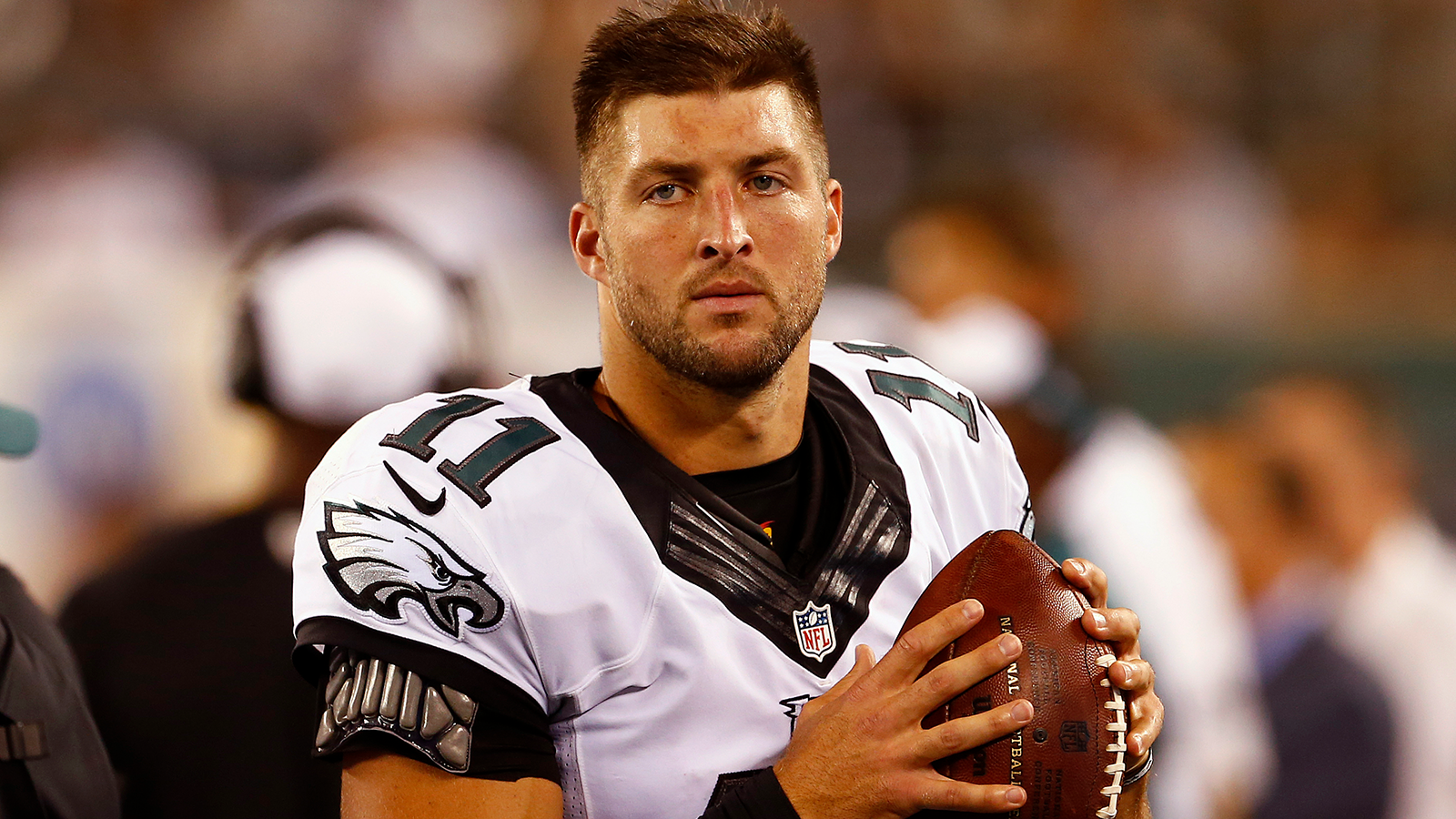 
                <strong>Comeback bei den Eagles</strong><br>
                Und das war sie auch noch nicht. 2015 gab es das Comeback bei den Philadelphia Eagles. Es wurde eine Kopie seiner Zeit in New England. Auch in Philadelphia war für Tebow nach den Preseason- und vor den ersten Saisonspielen Schluss.
              