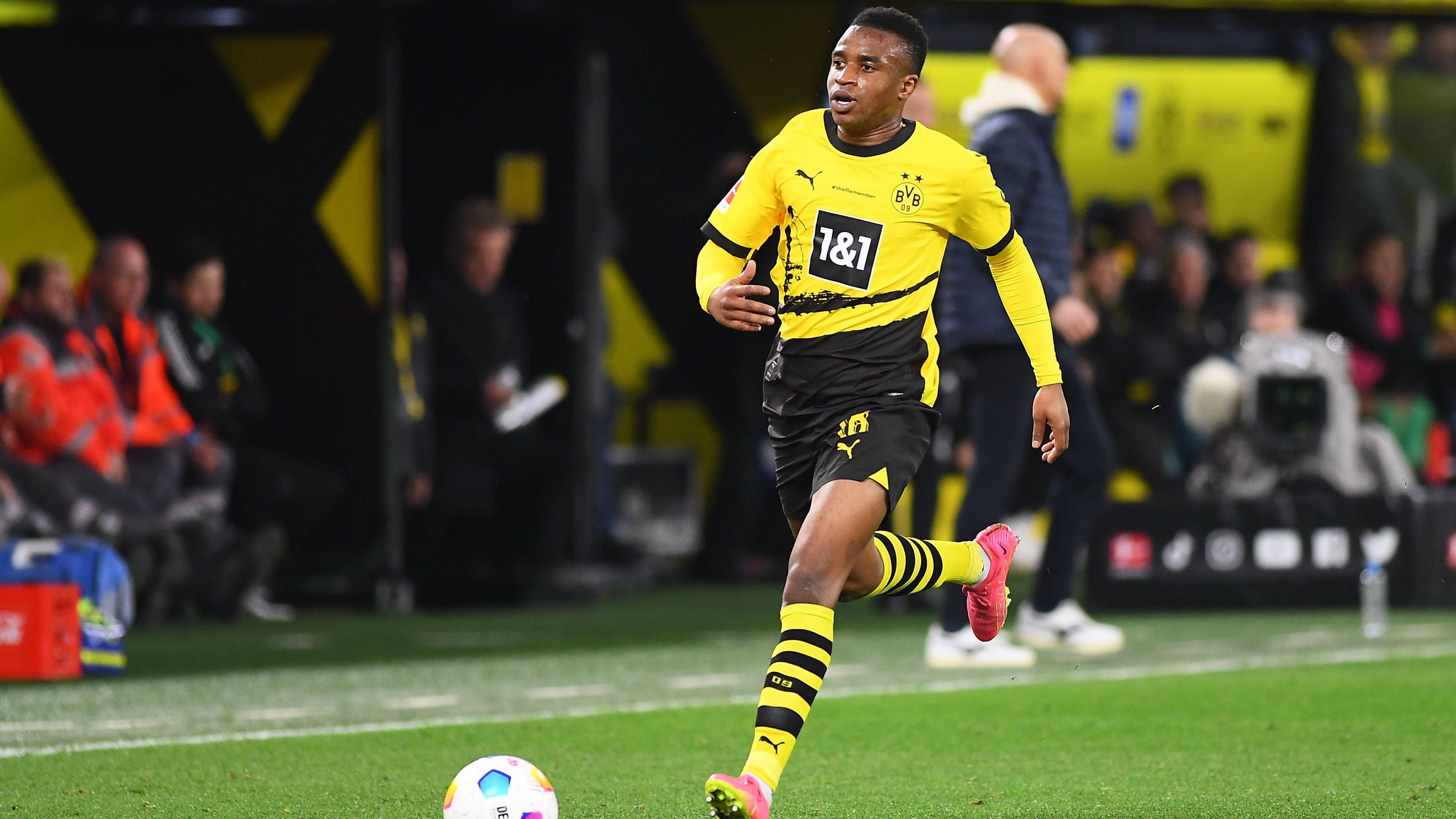 <strong>Youssoufa Moukoko</strong><br>Bekommt erstmals in dieser Saison die Chance von Anfang an, weil Brandt und Reus fehlen. Mit Füllkrug bildet er eine Doppelspitze, beide ergänzen sich gut. Setzt oft seine Technik und Geschwindigkeit ein, scheitert nach einer tollen Aktion mit einem Linksschuss am überragenden Riemann (60.). Hat nach 65 Minuten Feierabend. <strong><em>ran</em>-Note: 3</strong>