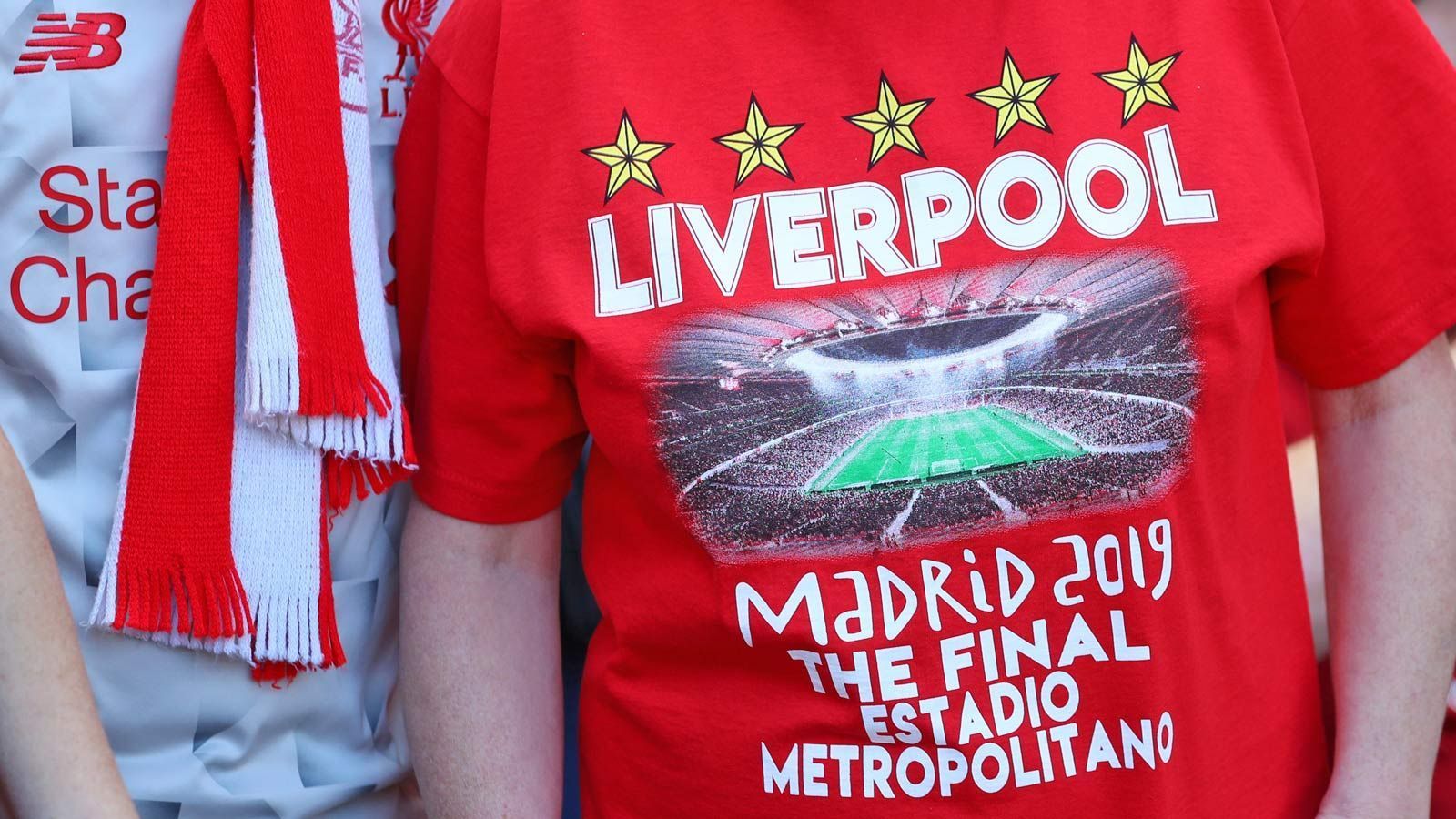 
                <strong>Preise für Merchandising</strong><br>
                Kosten hin oder her, so ein Trip zum Finale der Champions League ist ein unvergessliches Erlebnis! Und damit es auch wirklich für immer in Erinnerung bleibt, braucht der echte Fan natürlich auch Merchandise! Den offiziellen Matchball zum Spiel zum Beispiel. Der kostet mal eben satte 150 Euro. Günstiger trifft es der Fan da mit den für das Stadion besser geeigneten Fanartikeln. Der Schal liegt bei 25 Euro, das offizielle Polo-Shirt zum Event kostet 50 Euro. Für eine Fahne für das echte Fanblock-Gefühl muss der Anhänger schon 20 Euro berappen. Zusätzlich gibt es nach Abpfiff natürlich Schals und Shirts des Gewinners für 30 Euro beziehungsweise 40.
              