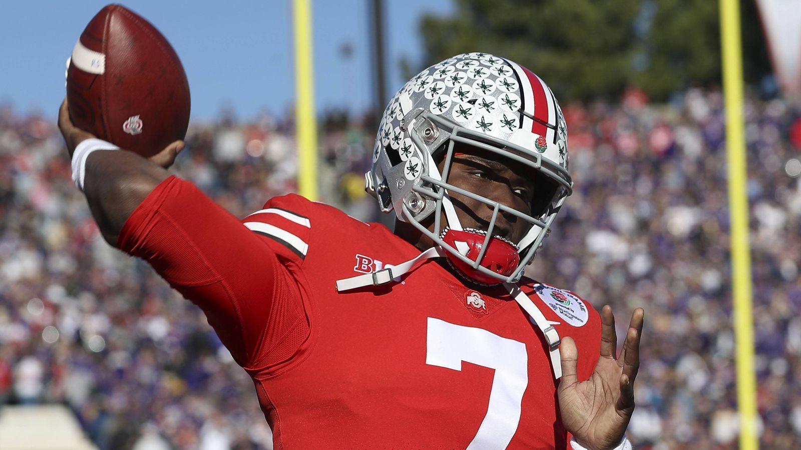 
                <strong>Dwayne Haskins (Quarterback/Ohio State)</strong><br>
                Haskins hat bereits in seiner ersten Saison als Starter überzeugt, er führte die Buckeyes zum Sieg im Rose Bowl, brachte 70 Prozent seiner Pässe zum Mann, warf für insgesamt 4831 Yards und 50 Touchdowns. Damit brach er den 20 Jahre lang bestehenden Rekord eines gewissen Drew Brees in der Big Ten Conference. Seine Saison reichte hinter den Quarterbacks Kyler Murray und Tua Tagovailoa zu Platz drei bei der Heisman-Trophy-Wahl. Er gilt als Rohdiamant, der bereit für den nächsten Schritt ist, den man aber noch schleifen muss. Spannend: Haskins hat sich bereits als Fan der New York Giants bekannt. Ein Outing, dass ihm in einigen Mock Drafts Pick Nummer sechs einbringt. Dann sind nämlich die Giants dran. Sie können sich beim Combine selbst ein Bild machen.
              