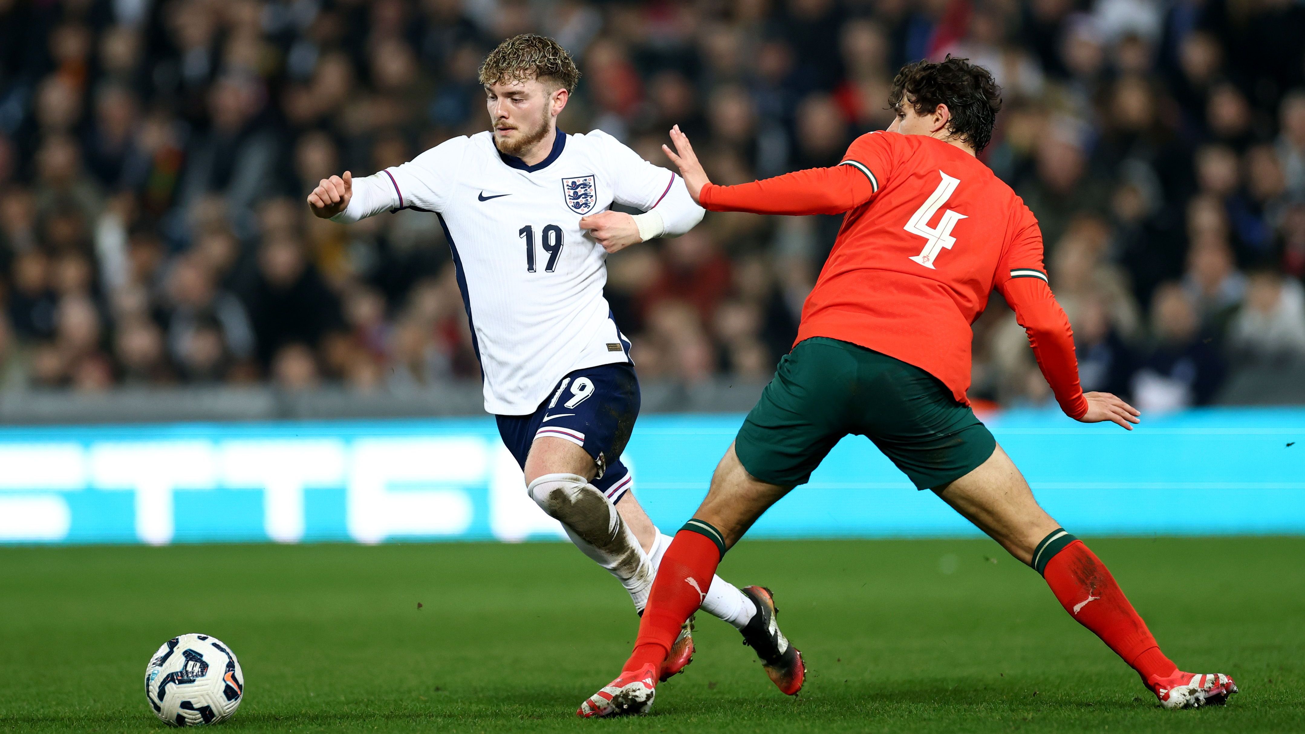 <strong>Harvey Elliott (England)</strong><br>Als englischer Meister startet Harvey Elliott in die Mission Titelverteidigung mit Englands U21-Nationalmannschaft. Das Liverpool-Juwel stand zuletzt in der Meistersaison der "Reds" immerhin 18 Mal unter Coach Arne Slot auf dem Feld und steuerte zum Titel letztlich ein Tor und zwei Vorlagen bei. Mit sieben Treffern war er zuletzt zudem erfolgreichster Torschütze von Englands U21 in der EM-Qualifikation.