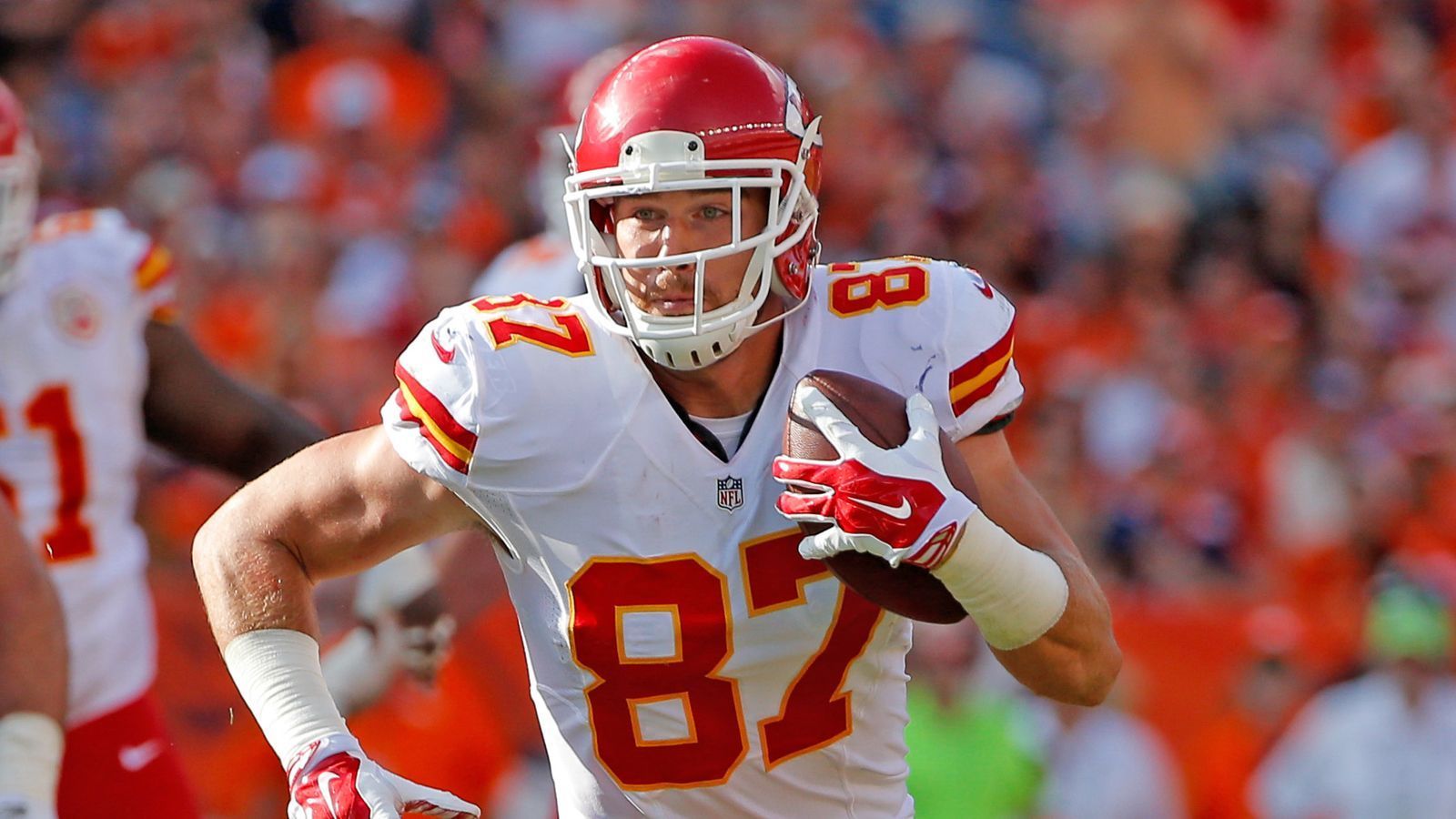 
                <strong>Travis Kelce: Der Weg vom Rookie zum Star</strong><br>
                Die NFL-Laufbahn begann für Kelce denkbar schlecht. Er musste sich im Oktober 2013 einer Knie-Operation unterziehen und wurde auf die Injured-Reserve-Liste gesetzt. In seiner Rookie-Saison bestritt der damals 24-Jährige nur ein Spiel. Im Jahr darauf konnte er alle Spiele absolvieren und führte die Chiefs bei den Receiving Yards an. Ab der Saison 2015 war er als Starter gesetzt. Seine bisher produktivste Spielzeit erlebte Kelce 2018: Er registrierte 103 Catches, erzielte dabei 1326 Yards Raumgewinn und fing zehn Touchdown-Pässe.   (Quellen: Pro-Football-Reference, NFL Next Gen Stats)
              