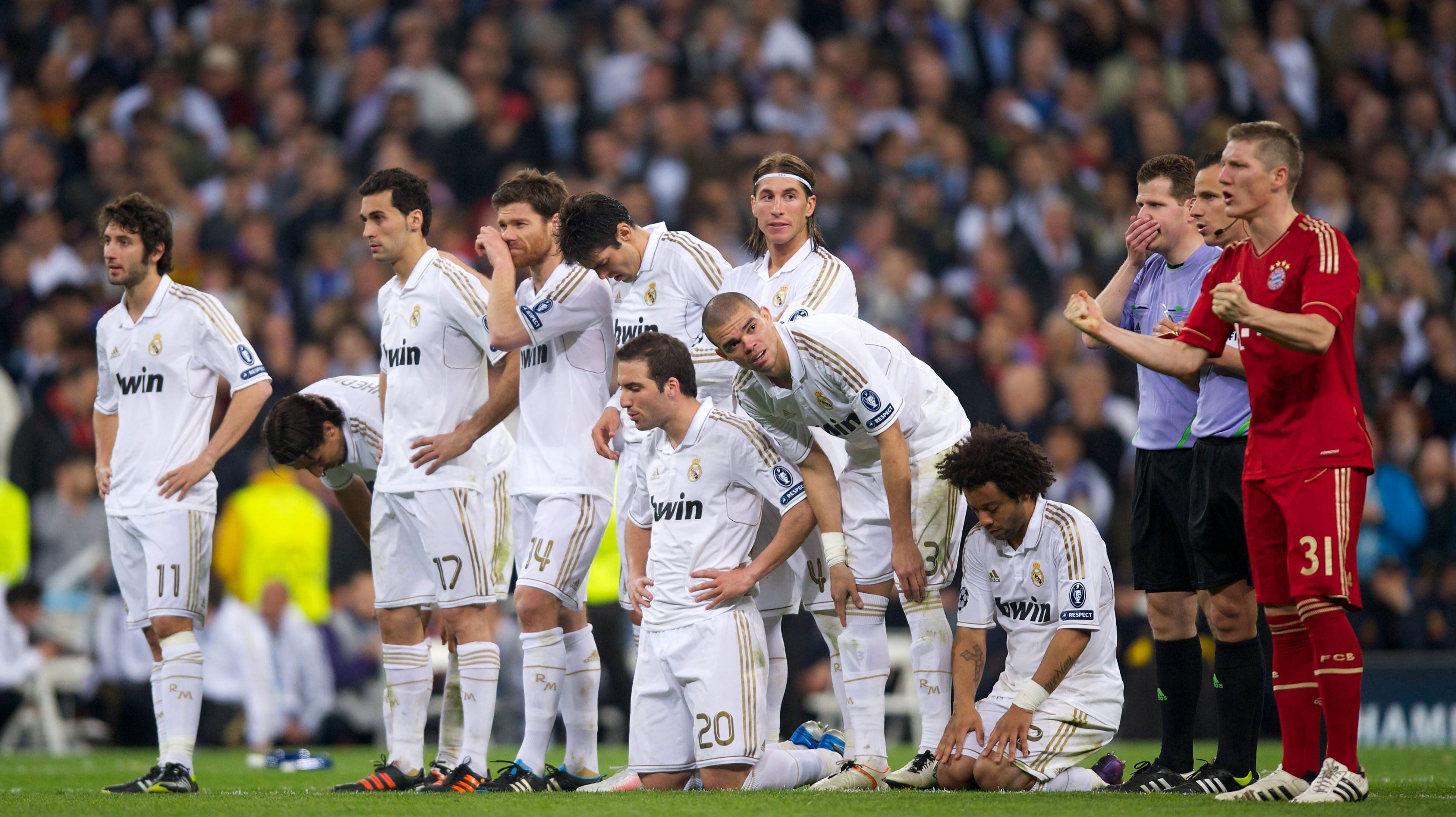 
                <strong>2012 - Halbfinale</strong><br>
                Das letzte Aufeinandertreffen ist das bislang dramatischste. Im Hinspiel schießt Gomez in der 90. Minute das 2:1-Siegtor. In Madrid geht es nach zwei Toren von Ronaldo und einem Elfmeter von Robben bis ins Elfmeterschießen.
              