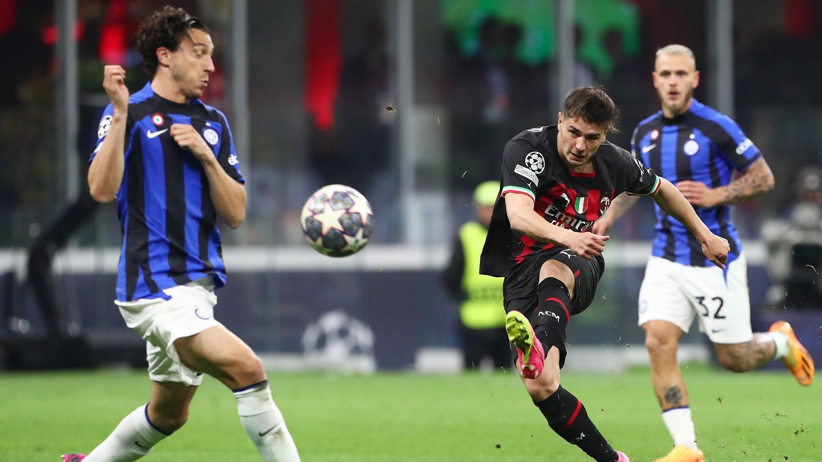 
                <strong>Stadtderby in der Champions League: AC Mailand vs. Inter Mailand</strong><br>
                In der zweiten Hälfte ist die AC Mailand deutlich besser im Spiel, direkt nach dem Wiederanpfiff verfehlt Brahim Diaz  mit einem Schlenzer das Tor nur knapp.
              