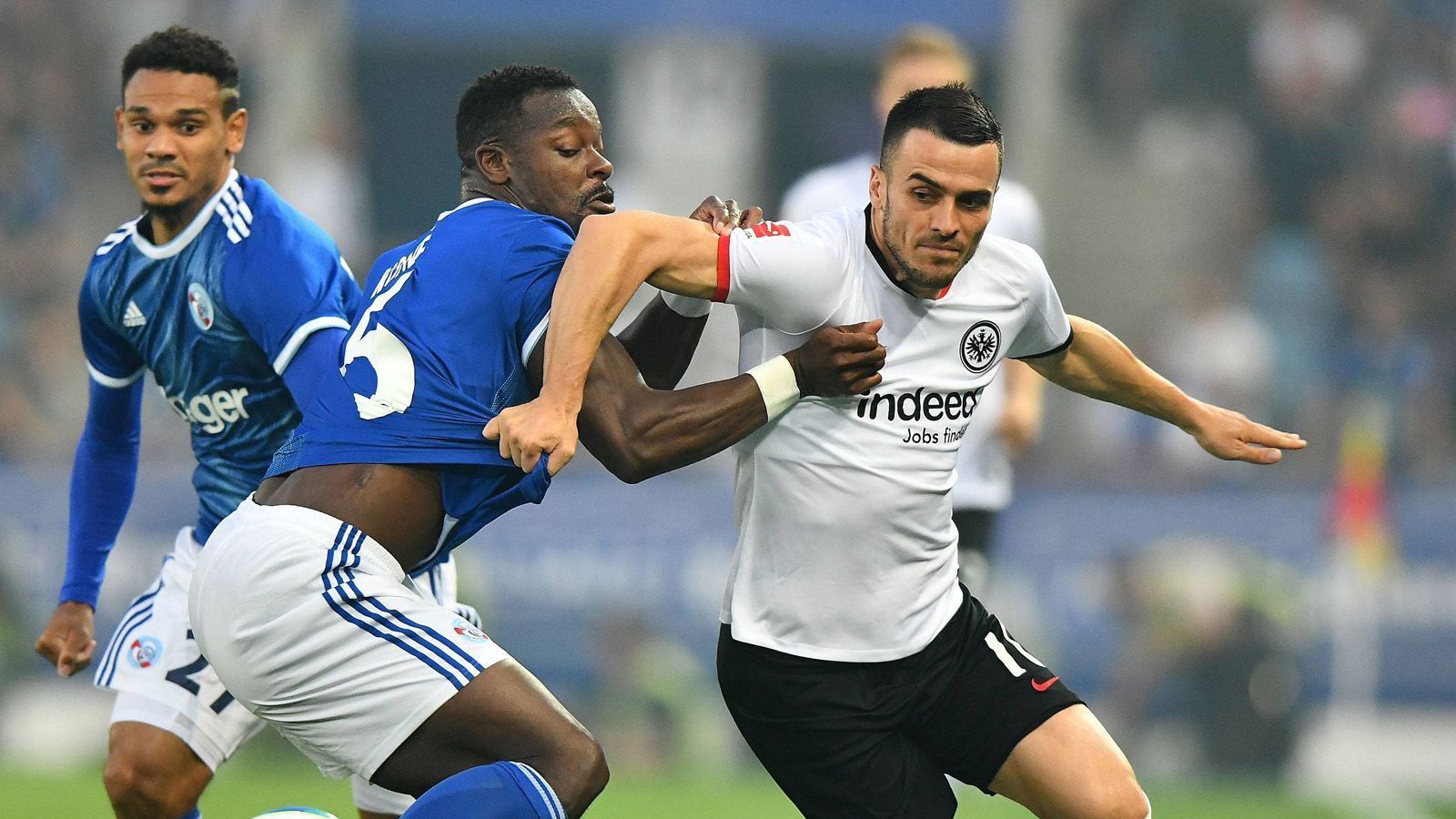 
                <strong>Filip Kostic</strong><br>
                Der auffälligste Frankfurter im ersten Durchgang. Kostic wird von seinen Mitspielern häufig gesucht und ist Dreh- und Angelpunkt bei den Offensivbemühungen der Eintracht. In der 29. Minute scheitert der Serbe mit einem guten Freistoß an Torhüter Sels. In den zweiten 45 Minuten taucht Kostic allerdings etwas ab und hat nur einen Abschluss (60.). ran-Note: 3
              