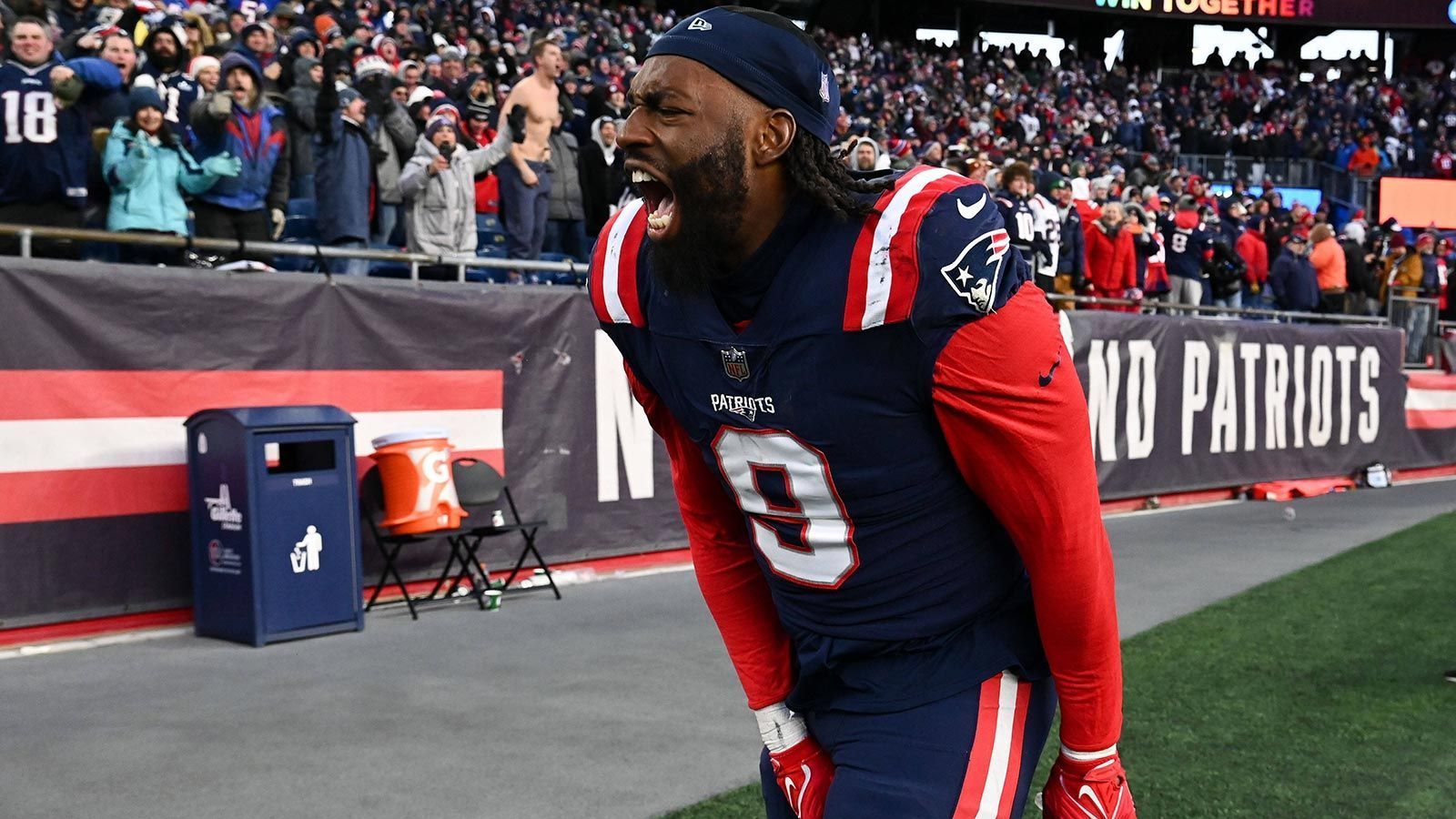 
                <strong>New England Patriots - Matthew Judon</strong><br>
                Die Leistung von Matthew Judon gibt eigentlich keinen Grund zur Beanstandung. Der Linebacker wurde 2022 nicht grundlos in seinen vierten Pro Bowl in Serie gewählt. Die New England Patriots sind unter Head Coach Bill Belichick aber dafür bekannt, sich von Spielern lieber ein Jahr zu früh als zu spät zu trennen. Zwar deutet nichts daraufhin, doch bei über 5,5 Millionen Dollar zusätzlichem Cap Space könnte es Belichick am 1. Juni in den Fingern jucken. &#x2022; Vor dem 1. Juni<br/><br>&#x2022; Nach dem 1. Juni<br/><br>
              