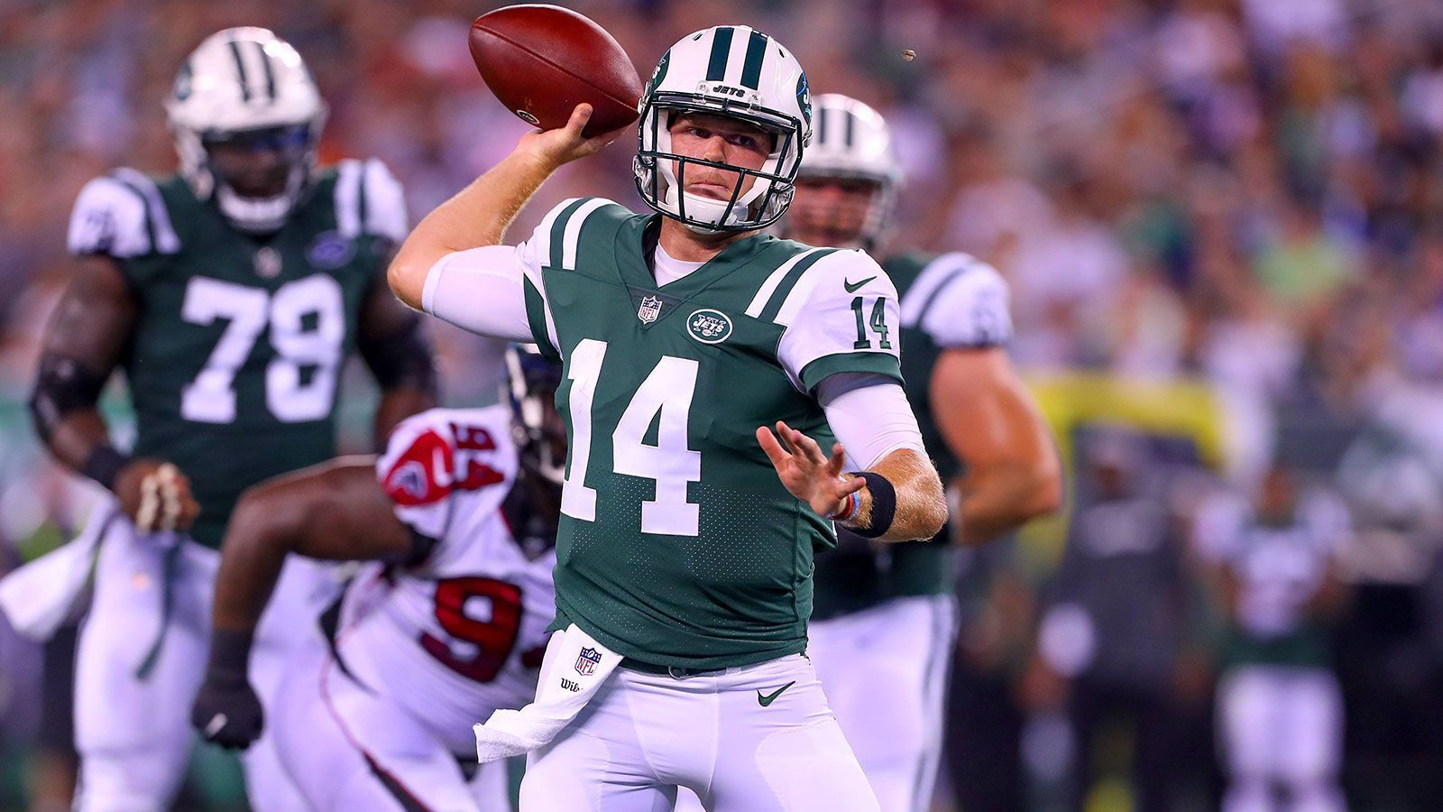 
                <strong>Sam Darnold (Pick 3 im Draft 2018, New York Jets)</strong><br>
                Nach drei enttäuschenden Jahren bei den New York Jets wechselte Sam Darnold zu den Carolina Panthers. In den vergangenen zwei Saisons konnte er sich allerdings auch dort nicht als Starter etablieren.&#x2022; Aktuelle Saison: Free Agent<br>&#x2022; 55 Spiele von Beginn an (21-34)<br>&#x2022; 11.767 Passing Yards und 745 Rushing Yards<br>&#x2022; 61 Passing TDs und zwölf Rushing TDs bei 55 INTs<br>&#x2022; 59,7 Prozent Passgenauigkeit und 4,0 Yards pro Lauf<br>
              