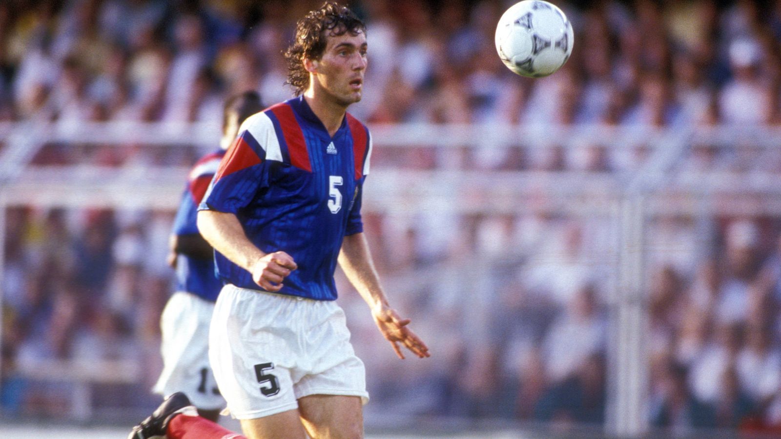 
                <strong>1988 - Laurent Blanc (Frankreich)</strong><br>
                Der Stern von Laurent Blanc ging schon vor der U21-EM 1988 auf, doch bei der Endrunde kehrte der Franzose nach einer schweren Verletzung eindrucksvoll zurück. Im Endspiel gegen Griechenland gab Blanc sein Debüt für Frankreichs U21 und der Spielmacher führte sein Team im Rückspiel beim 3:0 zum Sieg. "Für jeden Profi ist der erste Titel unvergesslich, genauso ist es auch bei mir", sagte Blanc später bei "UEFA.com". Seinen größten Titel holte der 1,92-Meter-Hüne auf Nationalmannschaftsebene 1998, als er im eigenen Land Weltmeister wurde. Zwei Jahre später gewann Blanc auch noch die EM. Heute ist der Ex-Profi von Manchester United, Marseille, Neapel und Inter Mailand als Trainer erfolgreich. Er holte mit PSG unter anderem drei Meistertitel und ist jetzt Coach in Katar bei Al-Rayyan.
              