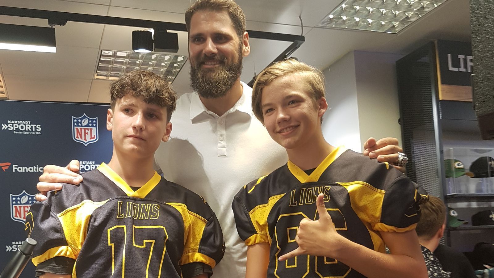 
                <strong>Deutsche NFL-Stars zur Autogramm-Stunde in München</strong><br>
                Da der Football sich in Deutschland immer größerer Beliebtheit erfreut, fangen auch immer mehr Kinder und Jugendliche mit dem Sport an. Einige junge Fans erscheinen in ihren Vereinstrikots - darunter auch diese beiden. 
              