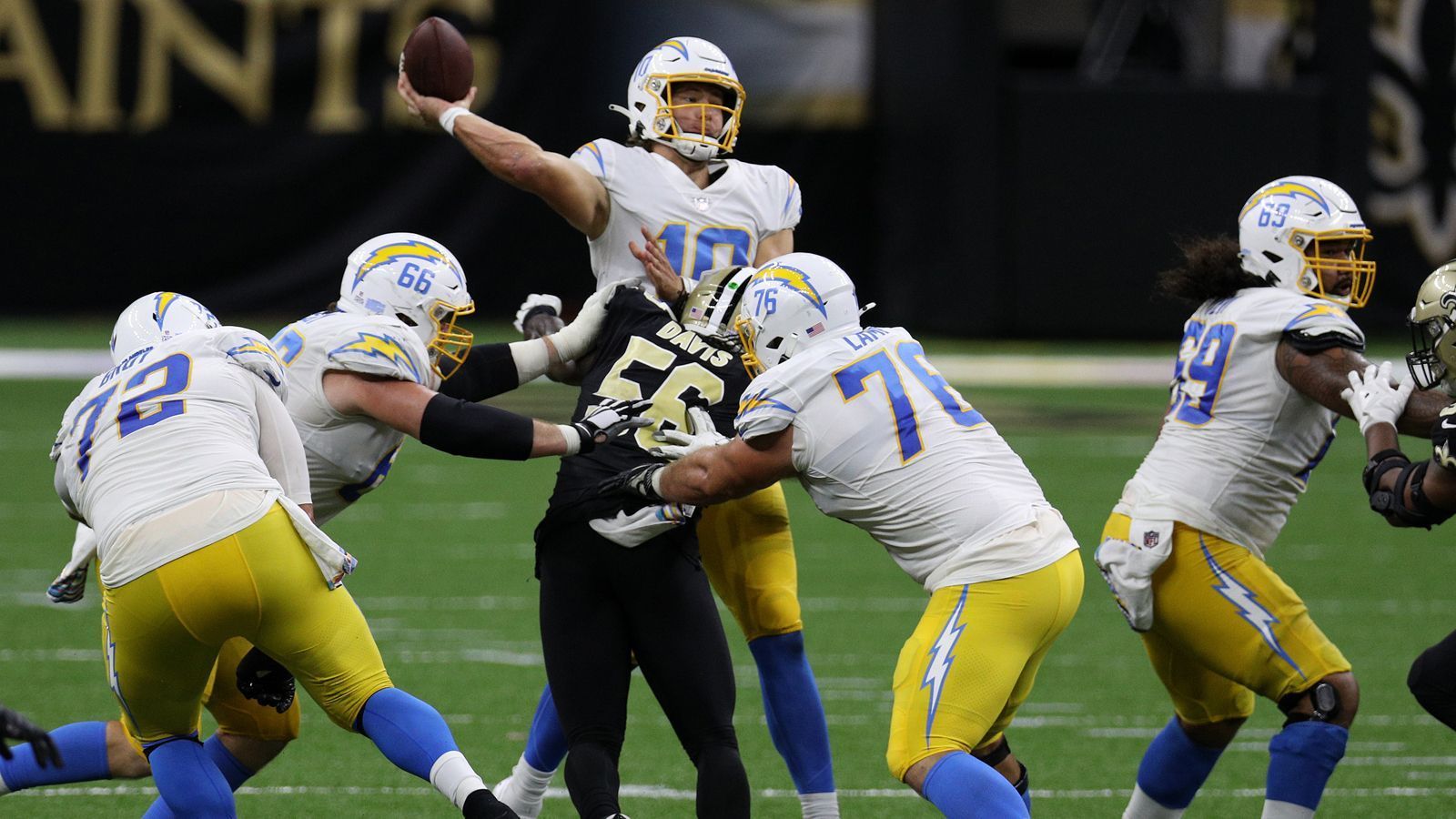 
                <strong>Week 5: Justin Herbert stellt Rookie-Rekord auf</strong><br>
                Justin Herbert hat die Liga im Sturm erobert. Der Quarterback der Los Angeles Chargers hat im Monday Night Game einen neuen Rekord aufgestellt. Seine vier Touchdown-Pässe gegen die New Orleans Saints sind die meisten eines Rookie-Quarterbacks in einem Montagabendspiel.
              