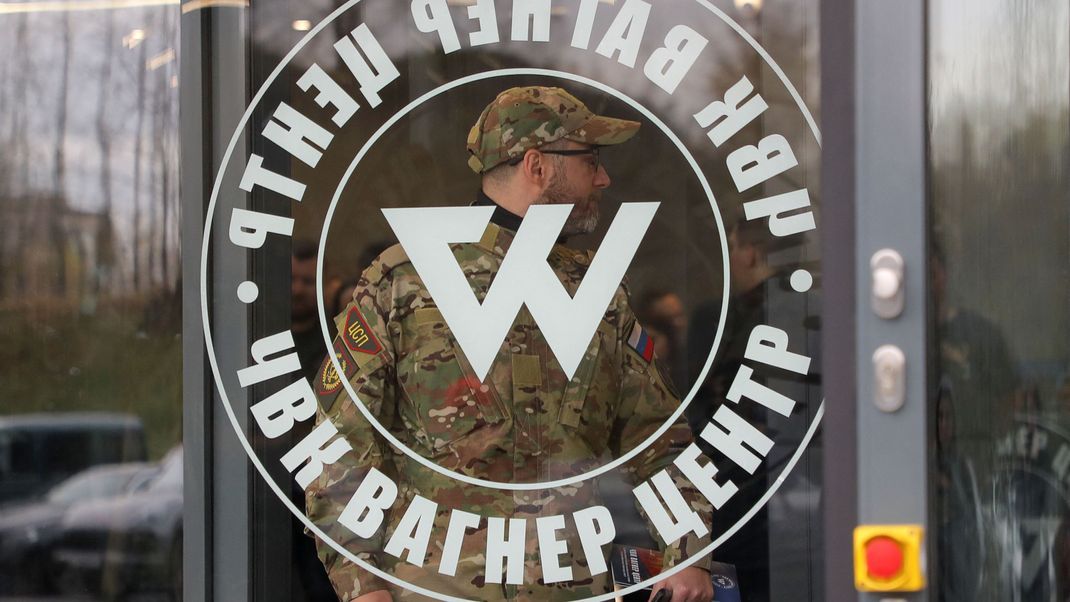 Ein Soldat steht hinter der Tür des Sitzes der Söldner-Gruppe Wagner in St. Petersburg (Symbol).