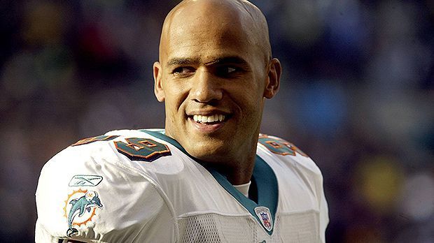 
                <strong>7. Jason Taylor</strong><br>
                Jason Taylor liegt auf Platz sieben, der Defensive End bringt es auf 139,5 Sacks. Taylor heuerte zwischen 1997 und 2011 gleich drei Mal bei den Miami Dolphins an. Unterbrochen wurde seine Zeit bei den Dolphins durch Engagements bei den Washington Redskins und New York Jets.
              