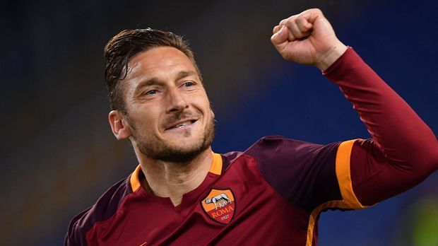 
                <strong>Francesco Totti (AS Roma)</strong><br>
                Francesco Totti (AS Roma): "Il Capitano" ist in den letzten Tagen die Lebensversicherung der AS Roma. Nachdem er erst das 3:3 bei Atalanta Bergamo in der 86. Minute erzielt, schlägt der 39-Jährige gegen den FC Turin doppelt zu. Vier Minuten vor Ende eingewechselt, macht er mit seinem ersten Ballkontakt das Ausgleichstor und nur zwei Minuten später per Elfmeter den 3:2-Siegtreffer. Bei nur neun Einsätzen in diesem Jahr kommt er auf vier Saisontore. Insgesamt sind es 297 Buden bei 729 Partien für seine Roma.
              