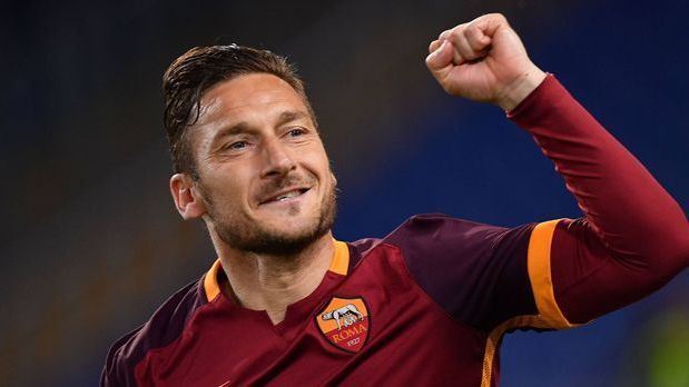 <strong>Italien: Francesco Totti</strong><br>Erfolge: 1x italienischer Meister, 2x italienischer Pokalsieger<br>Nationalmannschaftserfolge: 1x Weltmeister, 1x U21-Europameister, 58 Länderspiele, neun Tore