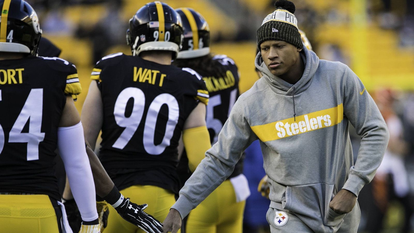 
                <strong>Ryan Shazier (Pittsburgh Steelers)</strong><br>
                Ryan Shazier wird auch die Saison 2019 komplett verpassen und auf der Reserve/PUP-Liste verbringen. Dennoch hat der Linebacker der Pittsburgh Steelers noch nicht aufgegeben und strebt weiterhin ein Comeback an. "Ich will definitiv irgendwann wieder spielen", sagte Shazier im Januar bei einer Tour mit Medienvertretern kurz vor dem Super Bowl. "Ich versuche den Leuten klar zu machen, dass ich meine Liebe zum Sport nicht verloren habe, nur weil ich mich verletzt habe. Ich liebe Football immer noch. Ich versuche, jeden Tag besser zu werden." Die ganze NFL würde Shazier ein Comeback sicherlich gönnen. Fakt ist aber, dass es in der Jubiläumssaison nicht dazu kommen wird.
              