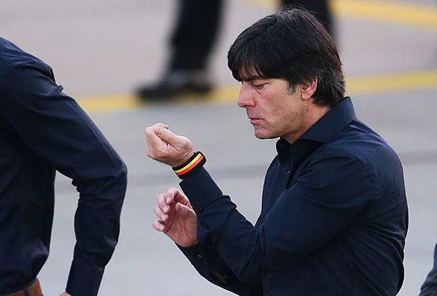 
                <strong>"Fanhansa"-Flug hebt Richtung Brasilien ab</strong><br>
                Bundestrainer Joachim Löw hat sich anscheinend ein schickes Fan-Accessoire zugelegt. Ganz zufrieden wirkt er damit allerdings nicht. 
              