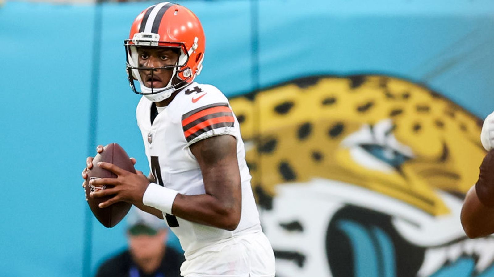 
                <strong>Verlierer: Deshaun Watson (Cleveland Browns)</strong><br>
                Deshaun Watson bekam bei den Jacksonville Jaguars einen Vorgeschmack darauf, was ihn bei Auswärtsspielen erwartet. Der Quarterback der Cleveland Browns, dem sexueller Missbrauch vorgeworfen wurde, bekam von den gegnerischen Fans Buhrufe und Schmähgesänge zu hören. Sportlich konnte er in seinem ersten Spiel seit über eineinhalb Jahren ebenfalls nicht überzeugen. Watson brachte bei fünf Wurfversuchen lediglich einen Pass für sieben Yards an den Mann.
              