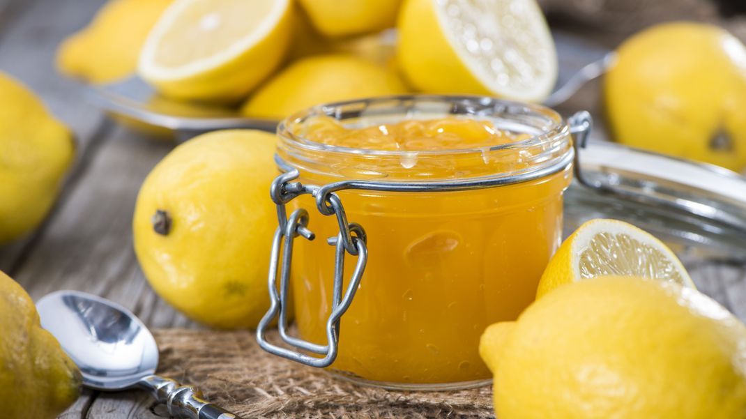 Zitronenmarmelade schmeckt herrlich frisch und ist obendrein auch noch super einfach selbst zu machen.