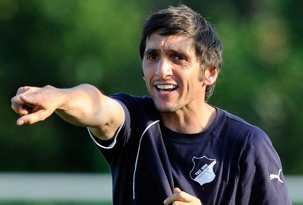 
                <strong>Neustart in Deutschland</strong><br>
                In den letzten zwei Jahren seiner Karriere läuft Korkut für Besiktas Istanbul und Genclerbirligi auf. 2007 startet seine Trainerlaufbahn. Zunächst übernimmt Korkut den Nachwuchs von San Sebastian, ehe er nach Deutschland zurückkehrt. 1899 Hoffenheim lautet die erste Station
              