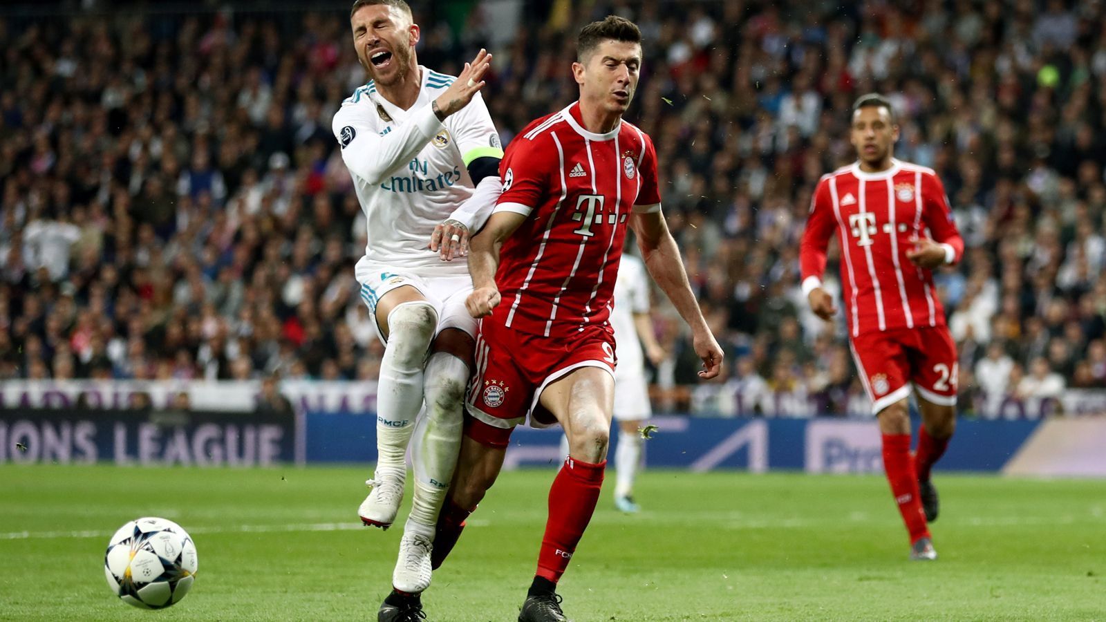 
                <strong>Real Madrid</strong><br>
                Robert Lewandowski träumt von Real Madrid - der Champions-League-Sieger aber wohl nicht mehr vom Polen. Laut "Sport Bild" soll das Interesse am Kapitän der Nationalmannschaft zuletzt deutlich abgeklungen sein. Im Halbfinale der Königsklasse blieb der bald 30-Jährige einmal mehr den Beweis schuldig, auch auf allerhöchstem europäischen Niveau performen zu können. In den beiden Begegnungen zwischen Real und Bayern, war der Stürmer kaum zu sehen. Nicht zuletzt deshalb sollen die Spanier nicht mehr zum engsten Kreis der interessierten Klubs zählen. ran-Prognose: Real Madrid wird seine Bemühungen um einen neuen Stürmer wohl eher auf einen deutlich jüngeren Kandidaten fokussieren. Zuletzt geisterte unter Anderem der Name Harry Kane (Tottenham) durch die Gerüchteküche.
              