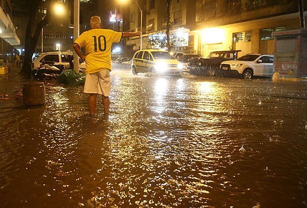 
                <strong>Ohne Worte</strong><br>
                Sinnbildlich: Aus den Tränen der Brasilianer hat sich eine riesengroße Pfütze gebildet, die Straßen stehen unter Wasser.
              