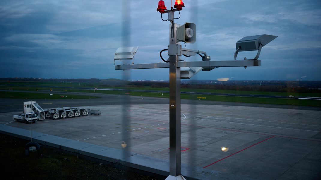 Am Flughafen Dortmund kam es zu einem  Unfall mit zwei Verletzten. (Symbolbild)